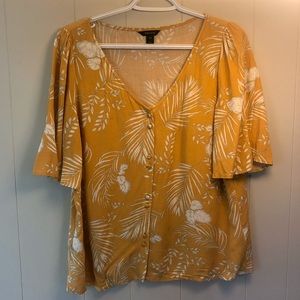 Womens yellow button up RW&Co blouse size M